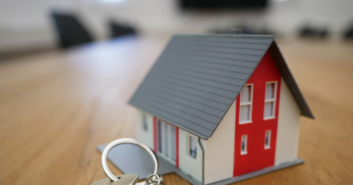 Ubezpieczenie apartamentu na wynajem krótkoterminowy — dlaczego zwykła polisa Cię nie chroni
